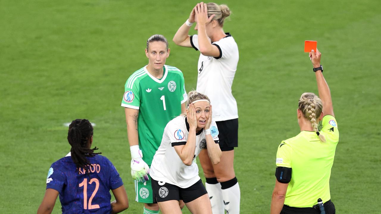 Kathrin Hendrich sieht Rote Karte - Deutschland in Unterzahl