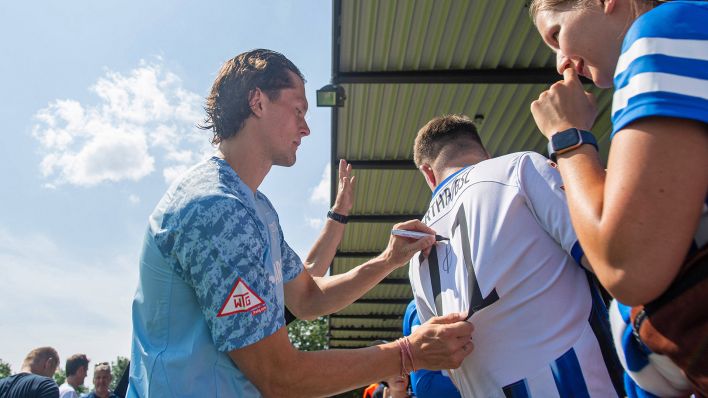 Fabian Reese Hertha BSC schreibt Autogramme und macht Fotos mit Fans, 20.07. 2025.(Quelle:imago images/M.Koch)