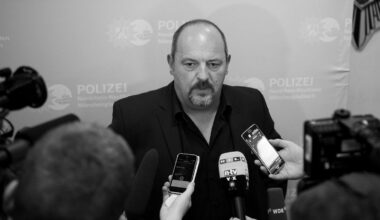 Der Kommissionsleiter der Kriminalpolizei Mönchengladbach, Kriminalhauptkommissar Ingo Thiel (M), antwortet am 23.10.2015 in Mönchengladbach (Nordrhein-Westfalen) nach einer Pressekonferenz zum Mord an einem 19 Tage altem Säugling in Mönchengladbach auf Fragen der Journalisten. An der Pressekonferenz nahmen auch Staatsanwältin Jane Wolf von der Staatsanwaltschaft Mönchengladbach (l) und Pressesprecher Willy Theveßen teil. Beide Eltern des toten Säuglings sind dringend tatverdächtig und befinden sich in Haft. Foto: Monika Skolimowska/dpa (zu dpa «Vater soll Säugling tagelang misshandelt und dann getötet haben») +++(c) dpa - Bildfunk+++