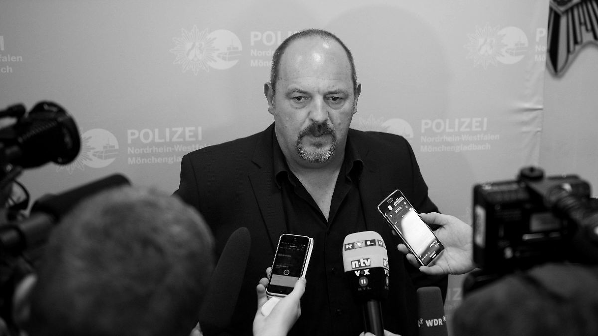 Der Kommissionsleiter der Kriminalpolizei Mönchengladbach, Kriminalhauptkommissar Ingo Thiel (M), antwortet am 23.10.2015 in Mönchengladbach (Nordrhein-Westfalen) nach einer Pressekonferenz zum Mord an einem 19 Tage altem Säugling in Mönchengladbach auf Fragen der Journalisten. An der Pressekonferenz nahmen auch Staatsanwältin Jane Wolf von der Staatsanwaltschaft Mönchengladbach (l) und Pressesprecher Willy Theveßen teil. Beide Eltern des toten Säuglings sind dringend tatverdächtig und befinden sich in Haft. Foto: Monika Skolimowska/dpa (zu dpa «Vater soll Säugling tagelang misshandelt und dann getötet haben») +++(c) dpa - Bildfunk+++