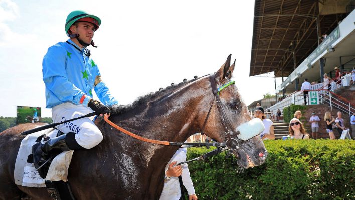20.07.2025, Hoppegarten, Brandenburg, GER - Padre Palou mit Thore Hammer-Hansen nach dem Sieg. Galopprennbahn Hoppegarten.(Quelle:imago images/F.Sorge)