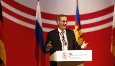 Archivbild: Matthias Platzeck, Vorsitzender des des Deutsch-Russischen Forums, spricht am 28.06.2017 bei der 14. russisch-deutschen Städtepartnerkonferenz in Krasnodar, Russland. (Quelle: Imago Images/Alexander Shcherbak)
