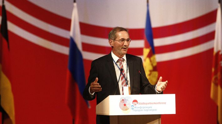 Archivbild: Matthias Platzeck, Vorsitzender des des Deutsch-Russischen Forums, spricht am 28.06.2017 bei der 14. russisch-deutschen Städtepartnerkonferenz in Krasnodar, Russland. (Quelle: Imago Images/Alexander Shcherbak)