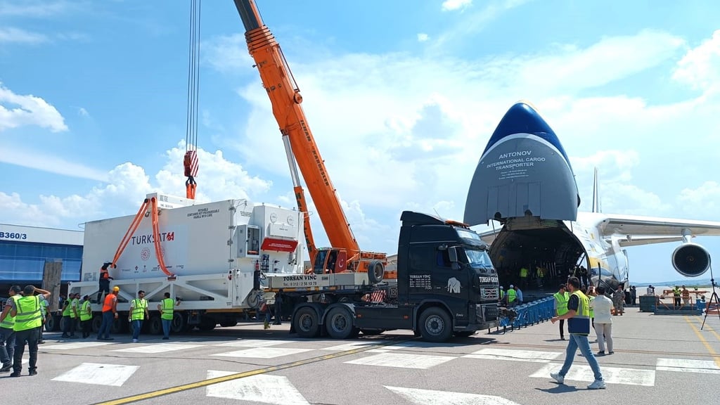Eine  AN-124, die Satelliten transportiert, wird beladen. Foto: Antonov Airlines.