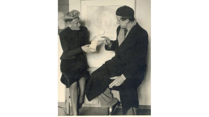 Die Galeristin Anja Bremer und der Bildhauer Bernhard Heiliger in der Ausstellung »Bernhard Heiliger, Plastik und Zeichnungen«, Berlin 1948, (Quelle: Hans-Jürgen Conda)
