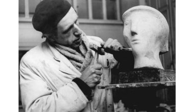 Bernhard Heiliger arbeitet an der Skulptur „Frauenkopf“ von 1949, Foto: Pressebild Verlag Schirner.