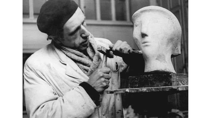 Bernhard Heiliger arbeitet an der Skulptur „Frauenkopf“ von 1949, Foto: Pressebild Verlag Schirner.