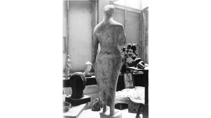 Bernhard Heiligers Atelier im Schadow-Haus mit "Großer stehender Frau", Berlin 1948. (Quelle: Gerda Schimpf)