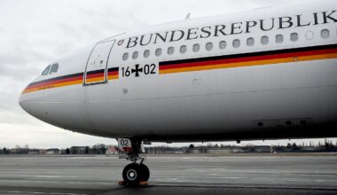 27.01.2019, Berlin: Die Regierungsmaschine "Theodor Heuss" steht auf dem Rollfeld in Tegel vor dem Abflug nach Äthiopien.  Wegen eines Defekts am Regierungsflieger «Theodor Heuss» kann Bundespräsident Frank-Walter Steinmeier nicht wie geplant von Äthiopien nach Berlin zurückfliegen. An dem technischen Problem der A 340 werde mit Hochdruck gearbeitet, hieß es in Addis Abeba. Foto: Britta Pedersen/dpa-Zentralbild/dpa +++ dpa-Bildfunk +++