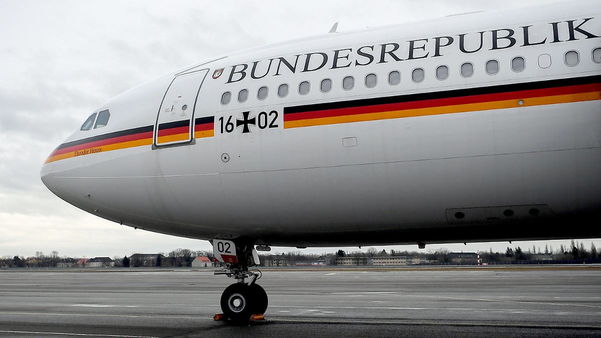27.01.2019, Berlin: Die Regierungsmaschine "Theodor Heuss" steht auf dem Rollfeld in Tegel vor dem Abflug nach Äthiopien.  Wegen eines Defekts am Regierungsflieger «Theodor Heuss» kann Bundespräsident Frank-Walter Steinmeier nicht wie geplant von Äthiopien nach Berlin zurückfliegen. An dem technischen Problem der A 340 werde mit Hochdruck gearbeitet, hieß es in Addis Abeba. Foto: Britta Pedersen/dpa-Zentralbild/dpa +++ dpa-Bildfunk +++
