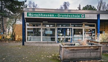 Symbolbild:Der Eingang der Münchhausen-Grundschule in Berlin-Reinickendorf.(Quelle:imago images/J.Ritter)