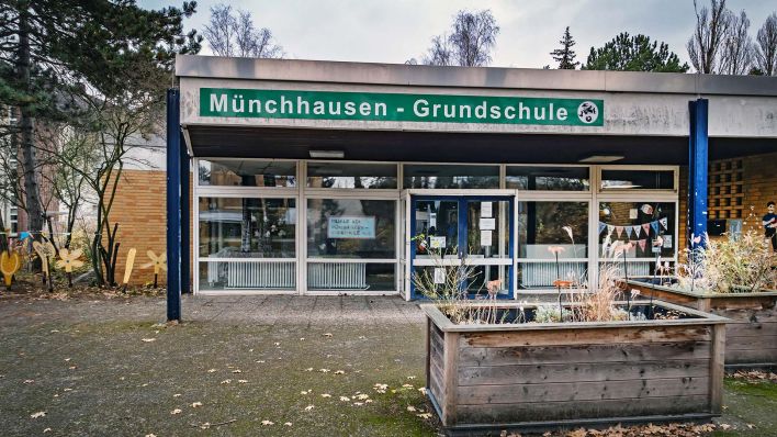 Symbolbild:Der Eingang der Münchhausen-Grundschule in Berlin-Reinickendorf.(Quelle:imago images/J.Ritter)