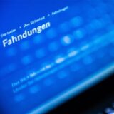 Auf dem Bildschirm eines aufgeklappten Laptops steht in weißer Schrift auf blauem Grund das Wort Fahndungen. Die Polizei Recklinghausen sucht nach einem Mann, der in der Silvesternacht 2024 eine Frau nach einer Beauty-Behandlung sexuell genötigt haben soll.