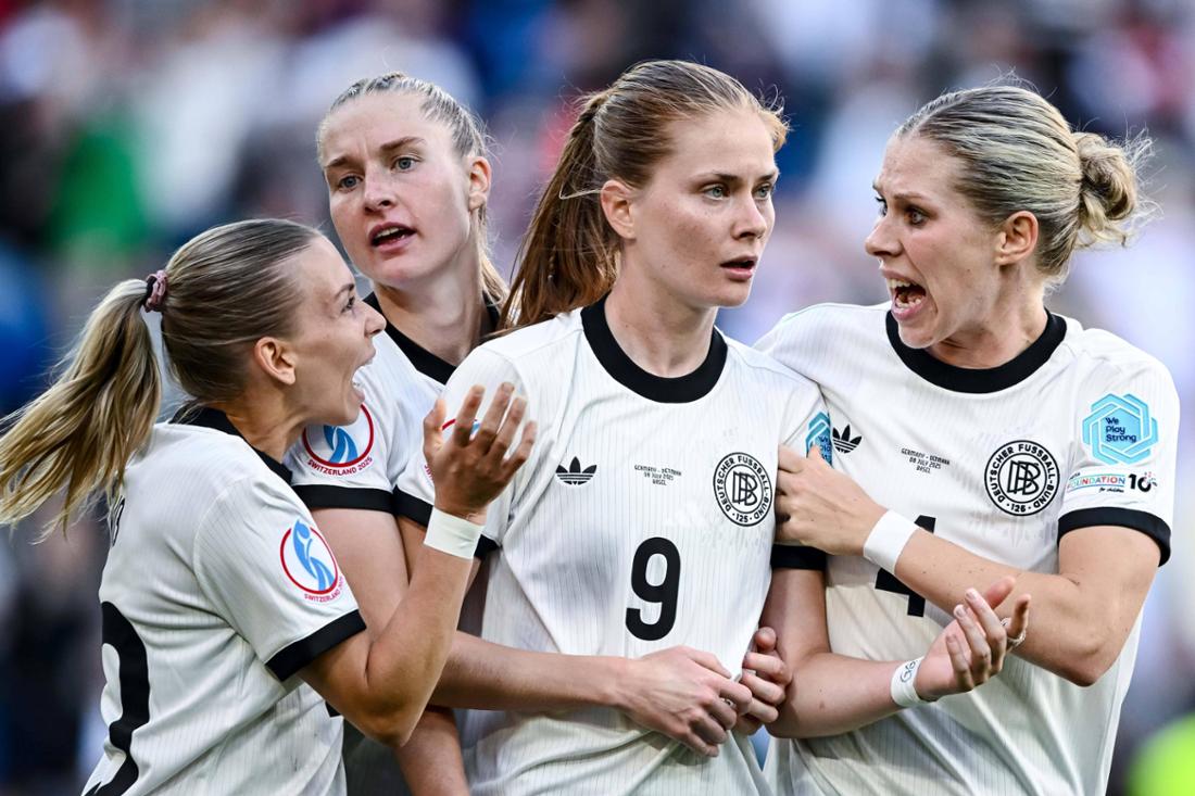 Die Teamkolleginnen feiern Sjoeke Nüsken
