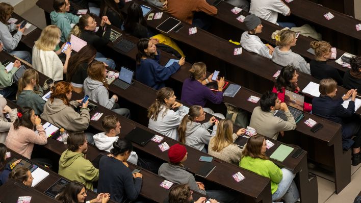 Studenten nehmen an der Einführungsveranstaltung einer Universität teil.