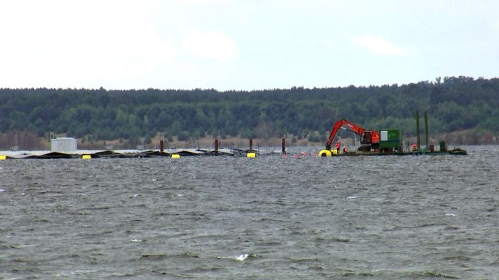 Bagger und gelbe Bojen bei der Solaranlage auf dem Cottbuser Ostsee Cottbus (Foto: rbb/Screenshot)