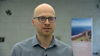 Lars Koschke von der Unteren Wasserbehörde Stadt Cottbus im Interview mit dem rbb (Foto: rbb/Screenshot)
