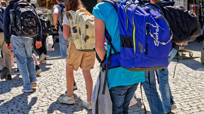 Symbolbild: Schüler bei einer Klassenfahrt am 19.05.2025. (Quelle: IMAGO/Rolf Poss)