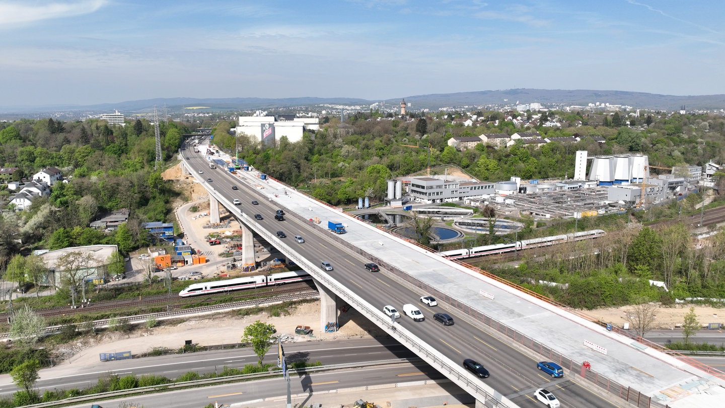 A66 bei Wiesbaden: Salzbachtalbrücke wird komplett freigegeben