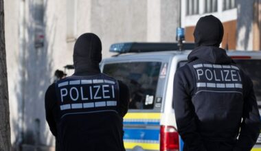 Einsatzkräfte der Polizei stehen am 09.10.2024 im Rahmen eines Einsatzes gegen eine georgische Hehlerbande vor einem Gebäude in der Innenstadt. (Quelle: Picture Alliance/Marijan Murat)