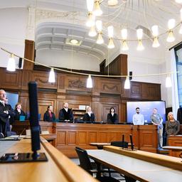 14.07.2025, Berlin: Die Prozessbeteiligten (l-r), die Rechtsanwälte des Angeklagten, Klaudia Dawidowic, Ria Halbritter und Christoph Stoll, sowie die Vorsitzende Richterin Sylvia Busch (M) und Staatsanwalt Philipp Meyhöfer (2.v.r.) stehen beim Mordprozess gegen einen Palliativarzt, der in Berlin 15 Menschen getötet haben soll, im Landgericht Berlin.(Quelle:dpa/B.v.Jutrczenka)