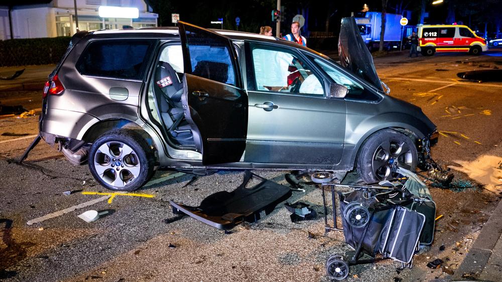 Urteil in Hamburg: Aus diesem Wrack wurde der zweijährige Mirza geborgen. Er war mit seiner Mutter und seinem Zwillingsbruder auf dem Weg nach Hause, als zwei Fahrzeuge in ihr Auto krachten. Mirza starb später im Krankenhaus.