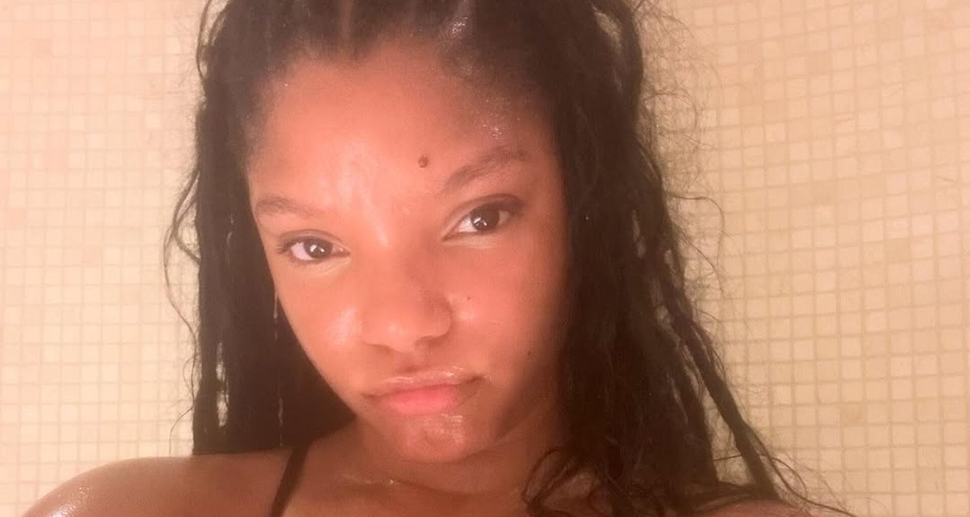 Halle Bailey teilt Schnappschuss aus der Sauna, Juli 2025