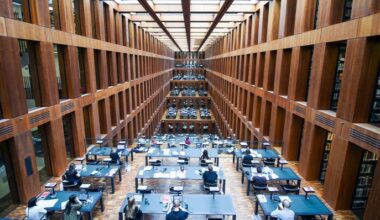 Symbolbild: Studenten sitzen an Arbeitsplätzen im Jacob-und-Wilhelm-Grimm-Zentrum, der Universitätsbibliothek der Humboldt-Universität zu Berlin. (Quelle: picture alliance/dpa/Christophe Gateau)