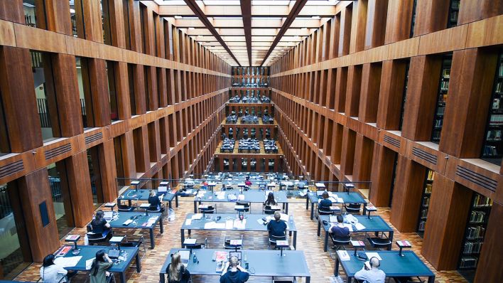 Symbolbild: Studenten sitzen an Arbeitsplätzen im Jacob-und-Wilhelm-Grimm-Zentrum, der Universitätsbibliothek der Humboldt-Universität zu Berlin. (Quelle: picture alliance/dpa/Christophe Gateau)