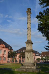 So stand die Nachbildung der Großen Mainzer Jupitersäule bis 2015 vor dem Landtag in Mainz. - Foto: gik