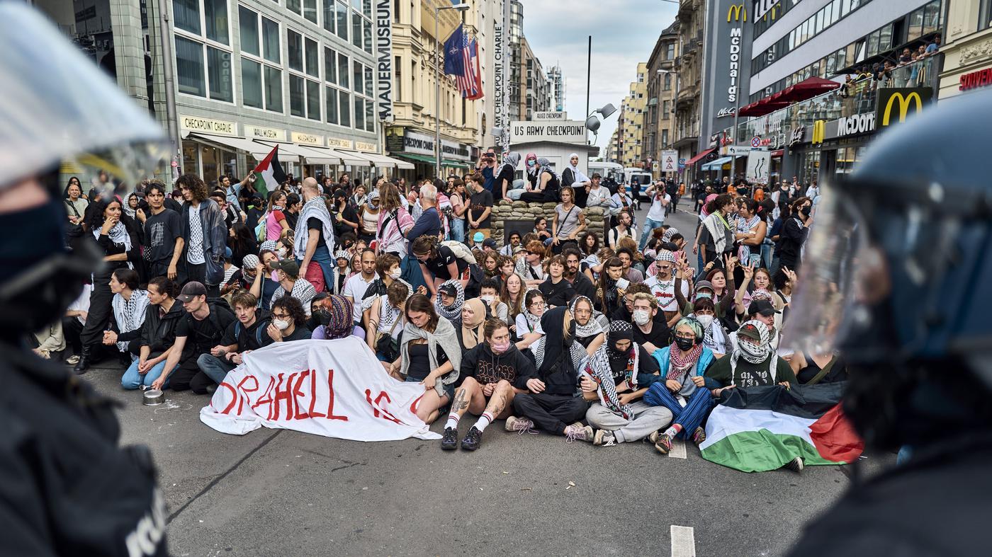 Berliner Polizei löst Palästina-Protest am Checkpoint Charlie auf