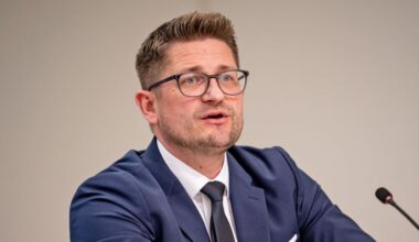 René Springer (AfD), Landesvorsitzender in Brandenburg, nimmt am 24.02.2025 an einer gemeinsamen Pressekonferenz nach der Bundestagswahl teil. (Quelle: dpa-Bildfunk/Fabian Sommer)