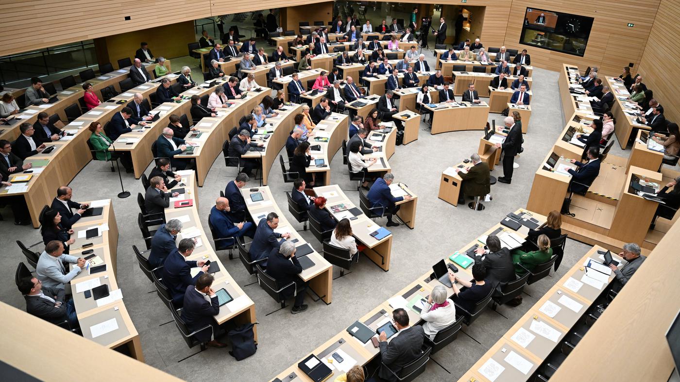 Hakenkreuz bei geheimer Abstimmung im Landtag auf Stimmzettel geschmiert