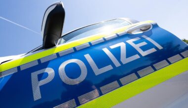 Aggressiver Mann schlägt Kopf gegen Scheibe