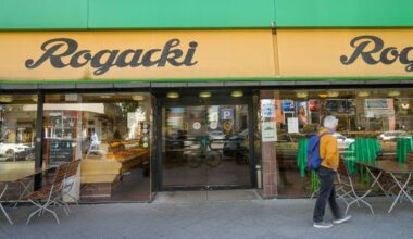 Ein Mann geht am Berliner Feinkostgeschäft Rogacki in der Wilmersdorfer Straße vorbei. (Quelle: imago-images/Schoening)