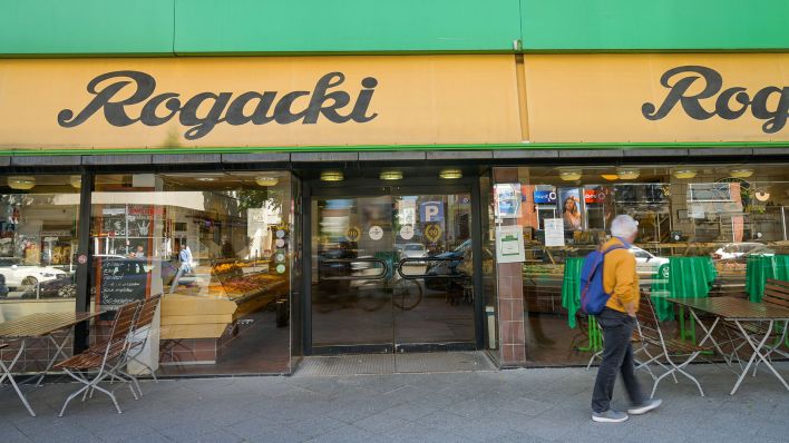 Ein Mann geht am Berliner Feinkostgeschäft Rogacki in der Wilmersdorfer Straße vorbei. (Quelle: imago-images/Schoening)