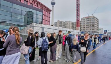 Lange Schlangen bilden sich am 25.07.2025 vor dem ersten Labubu Shop in Berlin. (Quelle: Picture Alliance/Markus Schreiber)