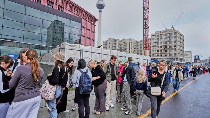 Lange Schlangen bilden sich am 25.07.2025 vor dem ersten Labubu Shop in Berlin. (Quelle: Picture Alliance/Markus Schreiber)