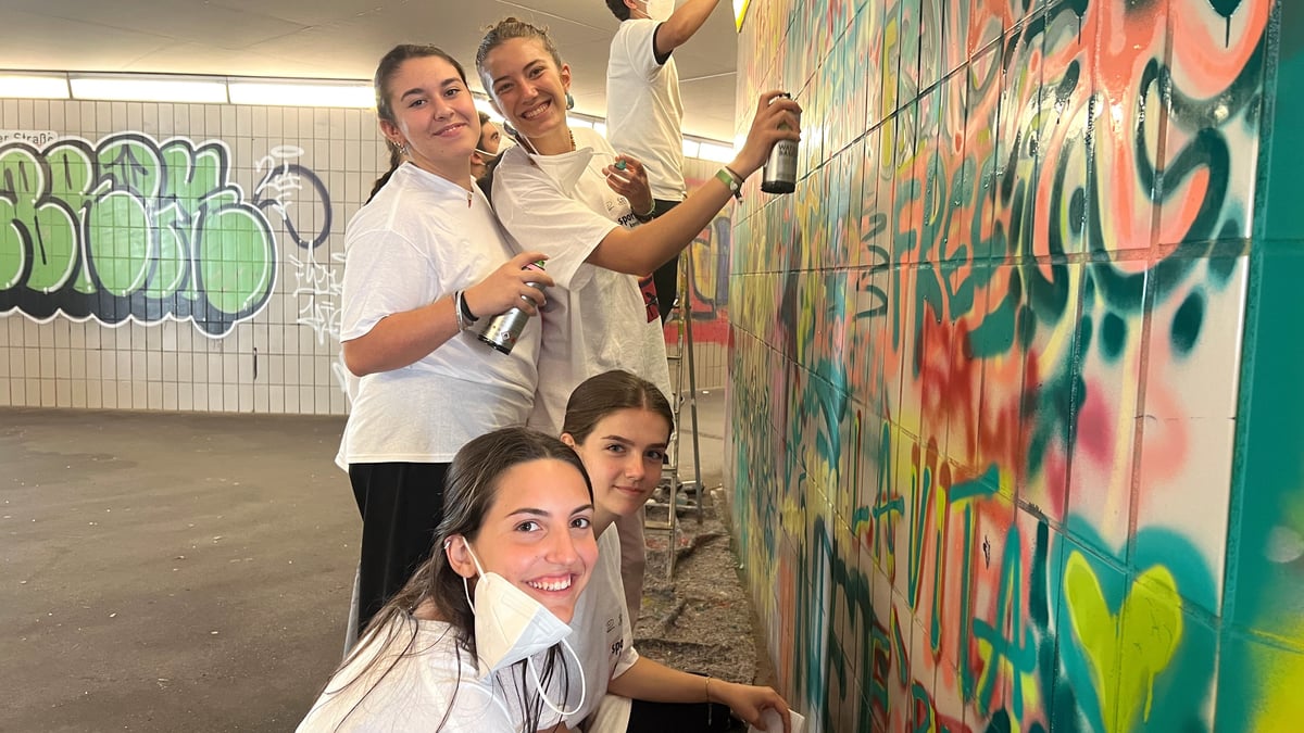 Jugendliche aus Partnerstädten sprühen riesiges Graffiti
