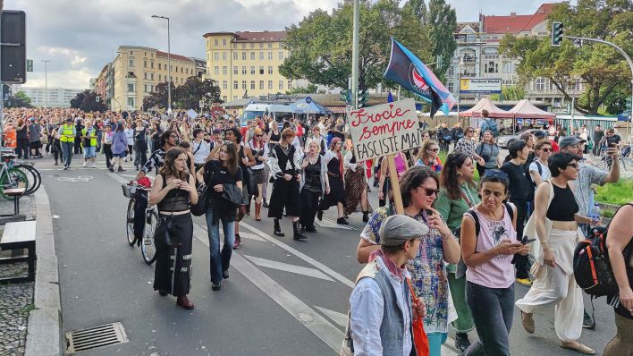 Berlin, Deutschland: Community Dyke* March: Demo u.a. für LGBTQ-Rechte am 25.07.2025, am Vorabend des CSD, auf dem Kottbusser Damm in Neukölln und Kreuzberg. (Quelle: dts Nachrichtenagentur)