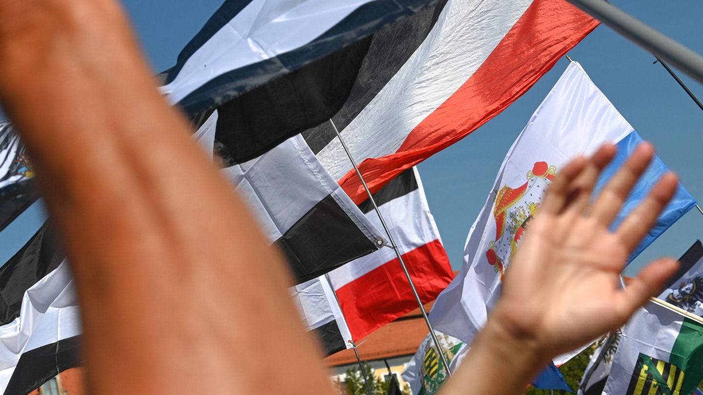 Reichsbürger" und Gegenproteste in Karlsruhe: Die aktuelle Lage