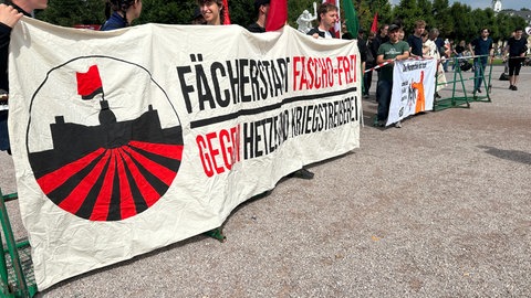 Gegendemonstranten beim "Reichsbürger"-Treffen in Karlsruhe.