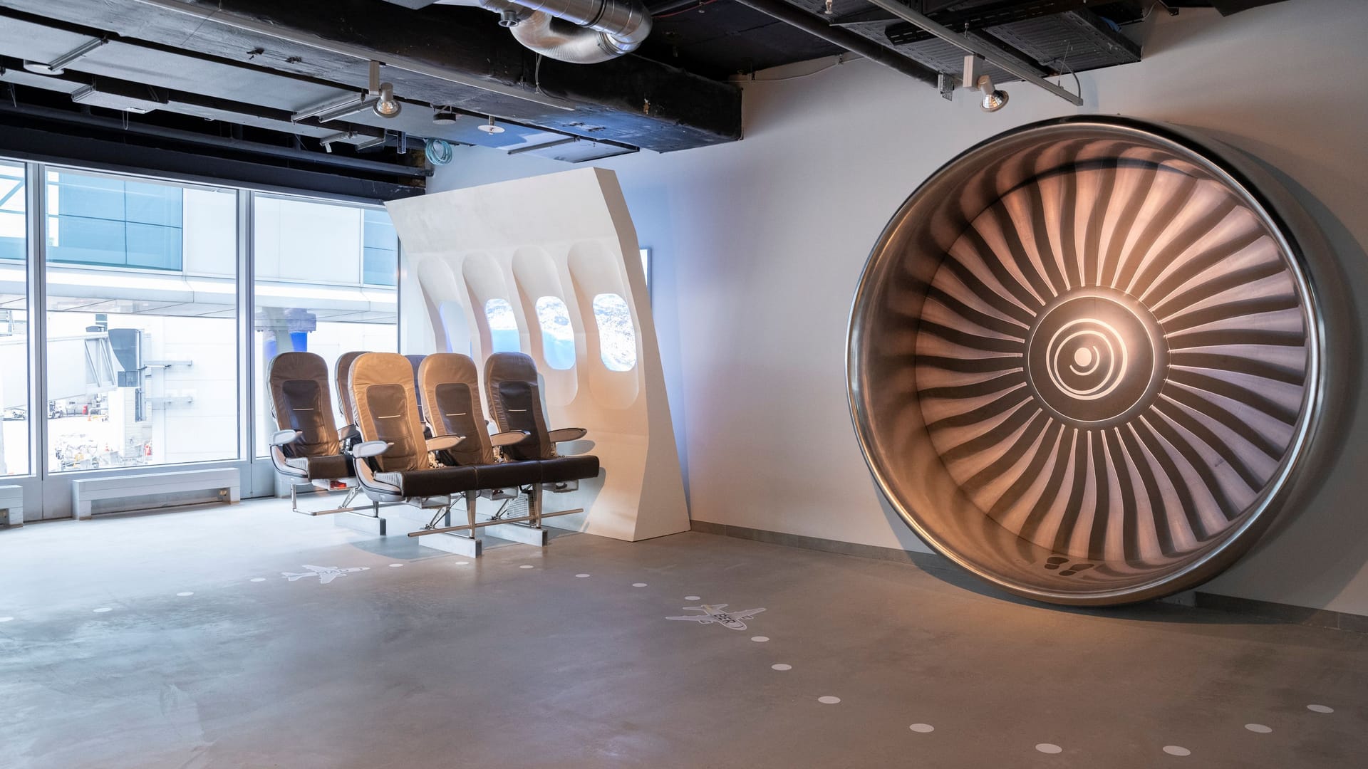 Neuer Selfie-Spot am Flughafen Düsseldorf: Eine neue Erlebniswelt verbindet physische und digitale Erlebnisse miteinander.