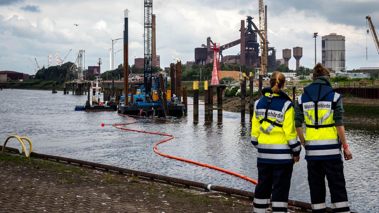 Bremer Industriehafen: Bergung des gesunkenen Schleppers in Bremen beendet