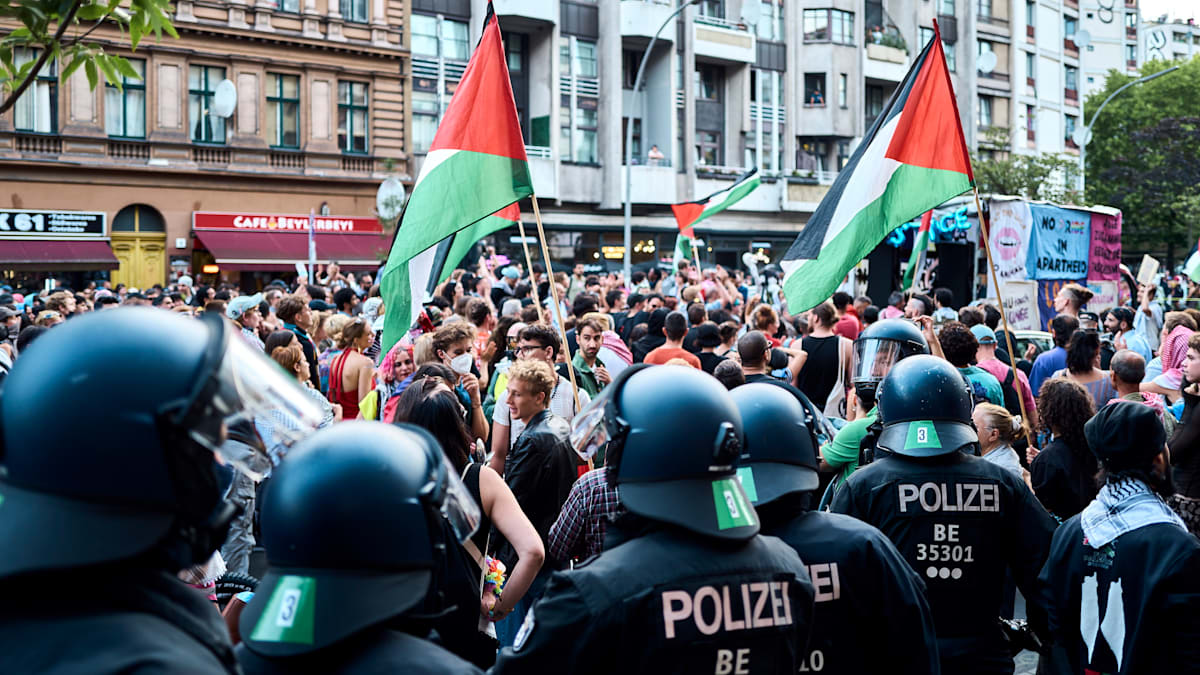 Berlin: Flaschenwürfe und Verletzte – Polizei löst propalästinensische Queer Pride auf
