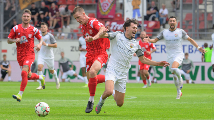 Pascal Schmedemann (l.) vom Halleschen FC foult Can Karatas vom BFC Dynamo (Foto: IMAGO / Eckehard Schulz)