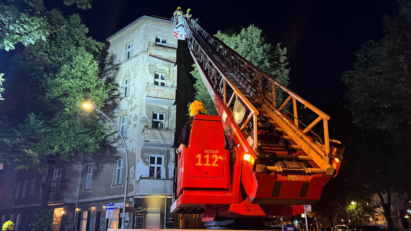 Balkon droht auf Restaurantgäste in Berlin-Friedrichshain zu stürzen