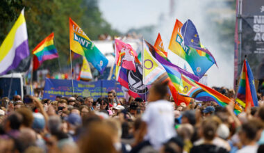 CSD in Berlin: Zehntausende feiern – Mehrere Festnahmen bei rechtsextremer Gegendemo