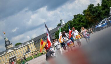 Extremismus: Gegen den Staat - "Reichsbürger"-Treffen in Karlsruhe