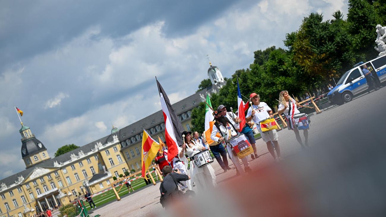 Extremismus: Gegen den Staat - "Reichsbürger"-Treffen in Karlsruhe